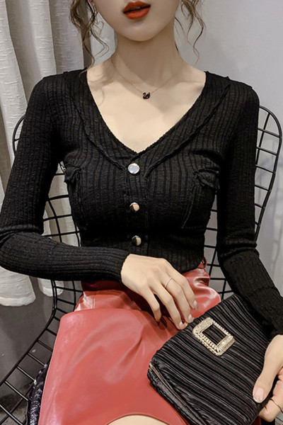 Šiuolaikinė moteriška palaidinė su sagutėmis ir špicine iškirpte