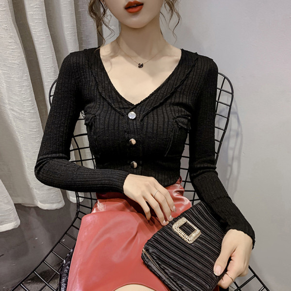 Šiuolaikinė moteriška palaidinė su sagutėmis ir špicine iškirpte