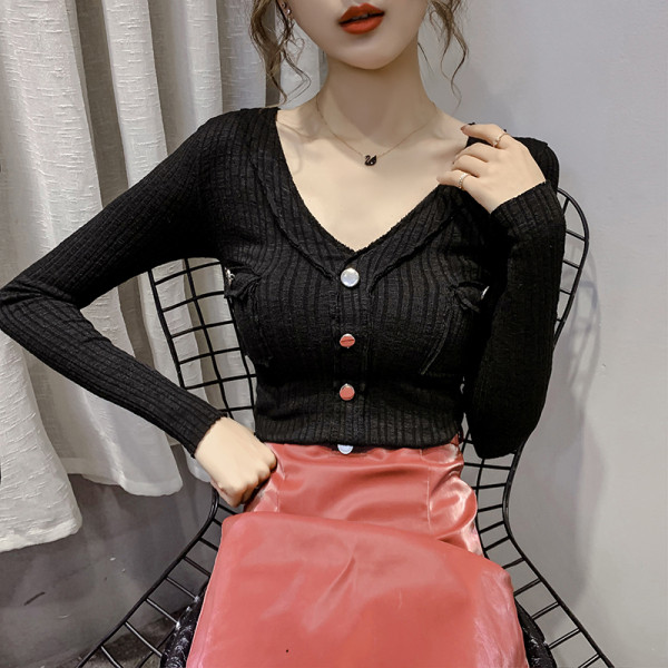 Šiuolaikinė moteriška palaidinė su sagutėmis ir špicine iškirpte