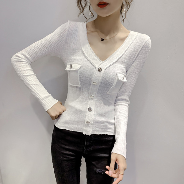 Šiuolaikinė moteriška palaidinė su sagutėmis ir špicine iškirpte