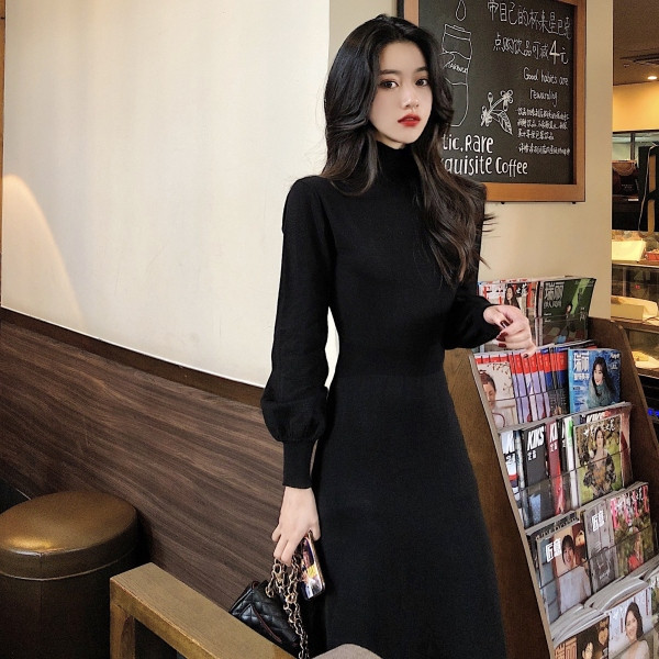 Retro moteriška juoda suknelė aukšta apykakle ir ilgomis rankovėmis