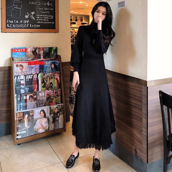 Retro moteriška juoda suknelė aukšta apykakle ir ilgomis rankovėmis