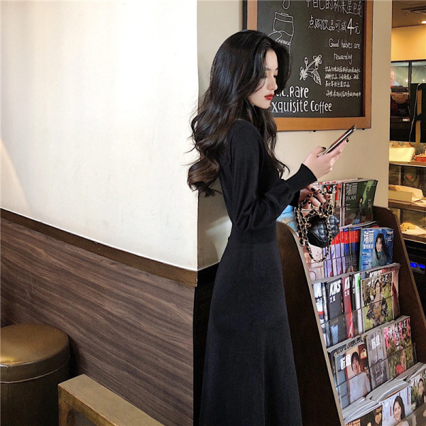 Retro moteriška juoda suknelė aukšta apykakle ir ilgomis rankovėmis