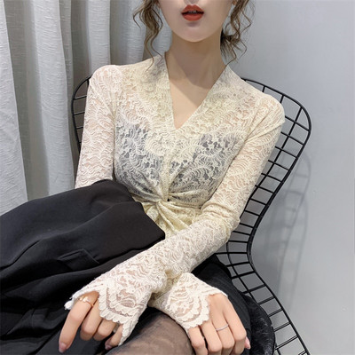 Stilinga moteriška nėriniuota palaidinė su špico iškirpte