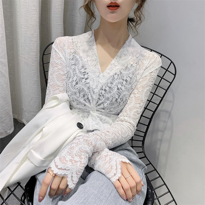 Stilinga moteriška nėriniuota palaidinė su špico iškirpte