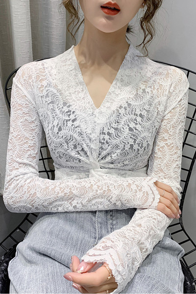 Stilinga moteriška nėriniuota palaidinė su špico iškirpte