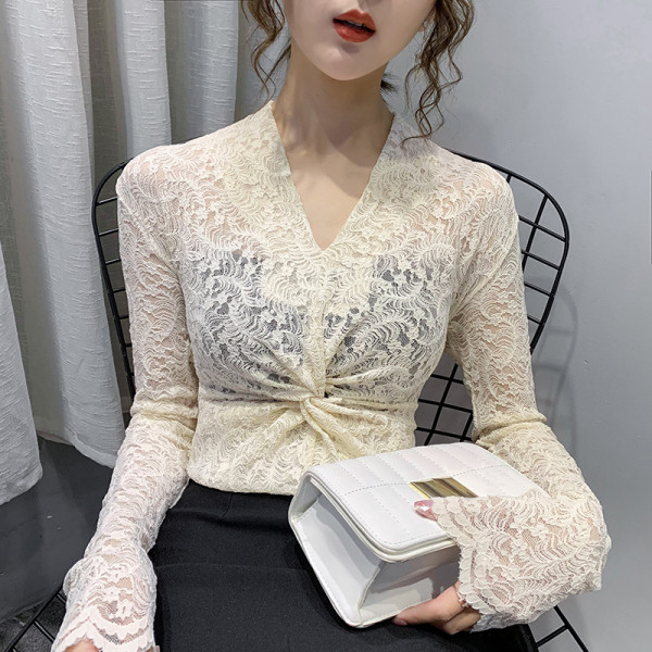 Stilinga moteriška nėriniuota palaidinė su špico iškirpte