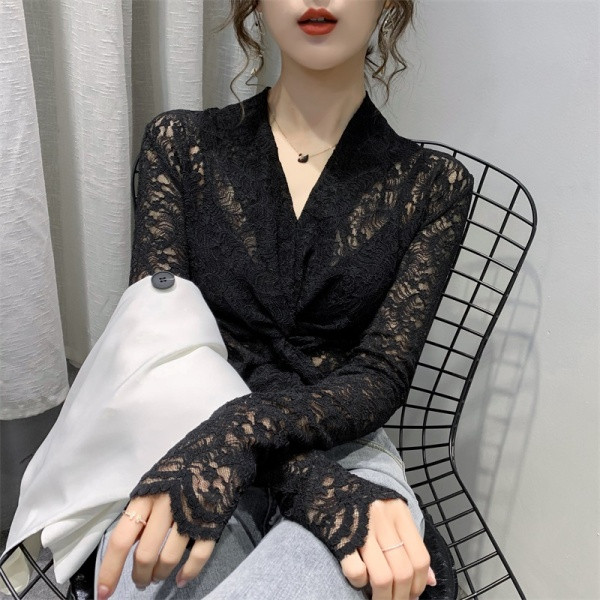 Stilinga moteriška nėriniuota palaidinė su špico iškirpte