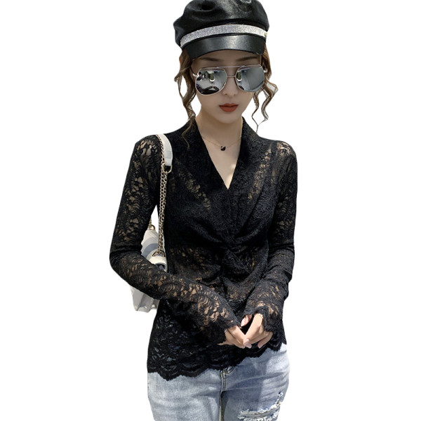 Stilinga moteriška nėriniuota palaidinė su špico iškirpte