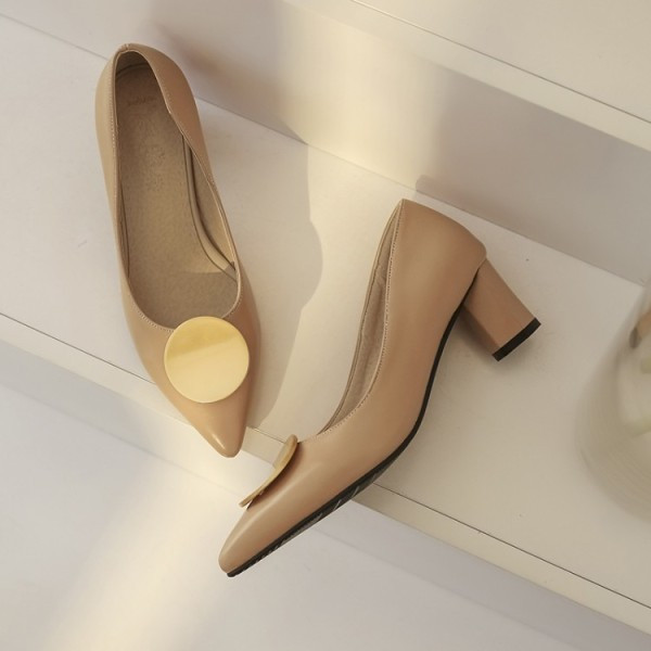Ikdienas sieviešu apavi ar zemu papēžu smailu modeli