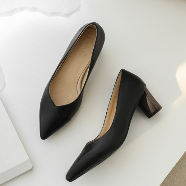 Ādas kurpes ar zemu papēžu smailu modeli