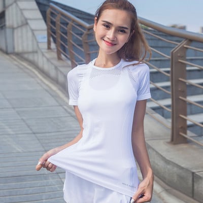 Moteriški sportiniai marškinėliai iš kvėpuojančios vaivorykštės spalvos audinio