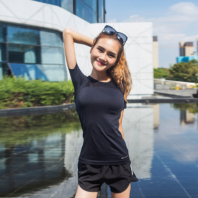 Moteriški sportiniai marškinėliai iš kvėpuojančios vaivorykštės spalvos audinio