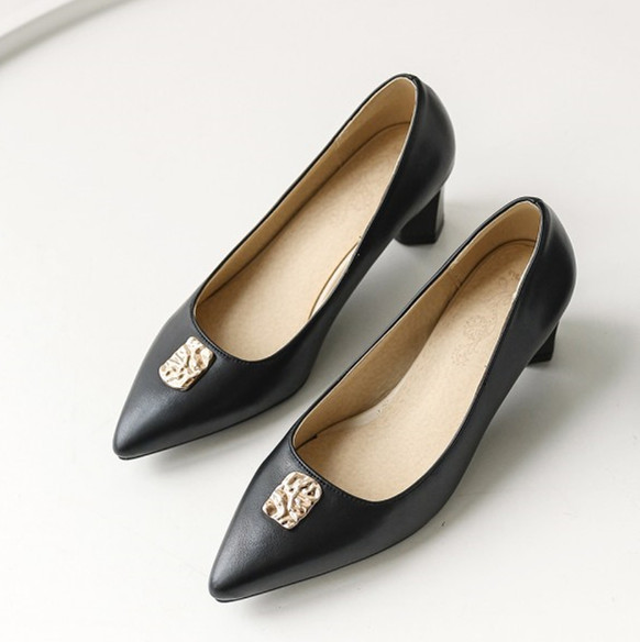 Sieviešu ikdienas apavi ar metāla elementu smailu modeli