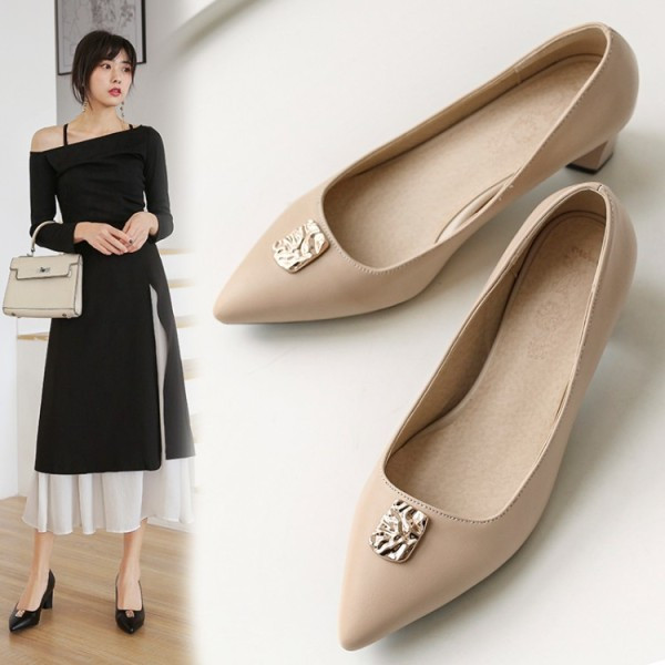 Sieviešu ikdienas apavi ar metāla elementu smailu modeli