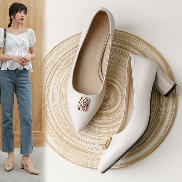 Sieviešu ikdienas apavi ar metāla elementu smailu modeli