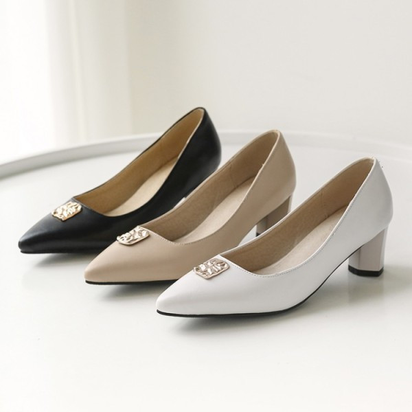 Sieviešu ikdienas apavi ar metāla elementu smailu modeli