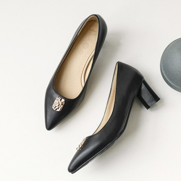 Sieviešu ikdienas apavi ar metāla elementu smailu modeli