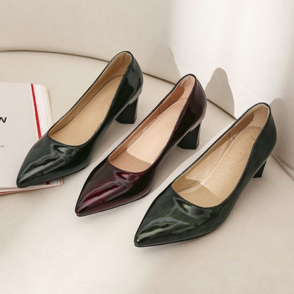 Moteriški lakinės odos batai žemu storu kulnu smailaus modelio