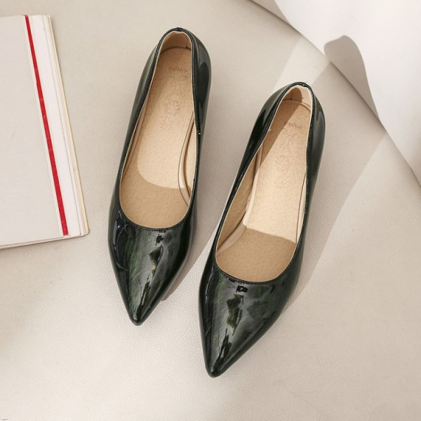 Moteriški lakinės odos batai žemu storu kulnu smailaus modelio