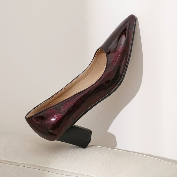 Moteriški lakinės odos batai žemu storu kulnu smailaus modelio