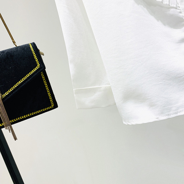 Moderns sieviešu krekls ar ovālu kakla izgriezumu, garām piedurknēm un pogām