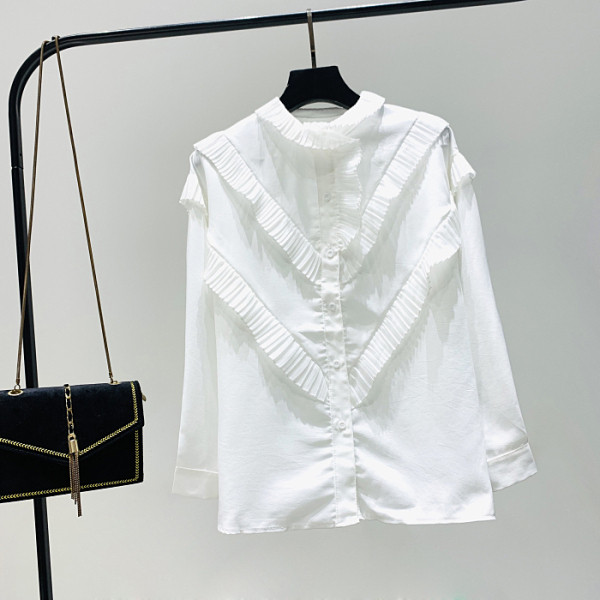 Moderns sieviešu krekls ar ovālu kakla izgriezumu, garām piedurknēm un pogām