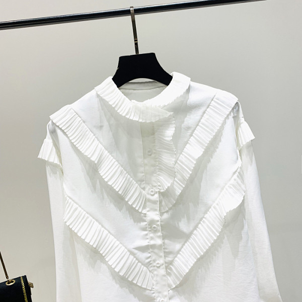 Moderns sieviešu krekls ar ovālu kakla izgriezumu, garām piedurknēm un pogām