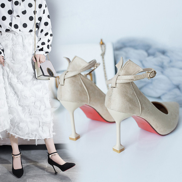 Modernas sieviešu kurpes ar plāniem papēžiem un metāla siksniņu