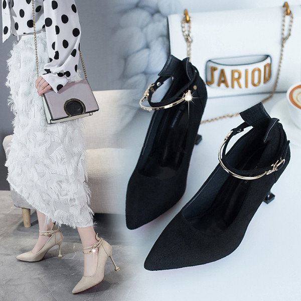 Modernas sieviešu kurpes ar plāniem papēžiem un metāla siksniņu