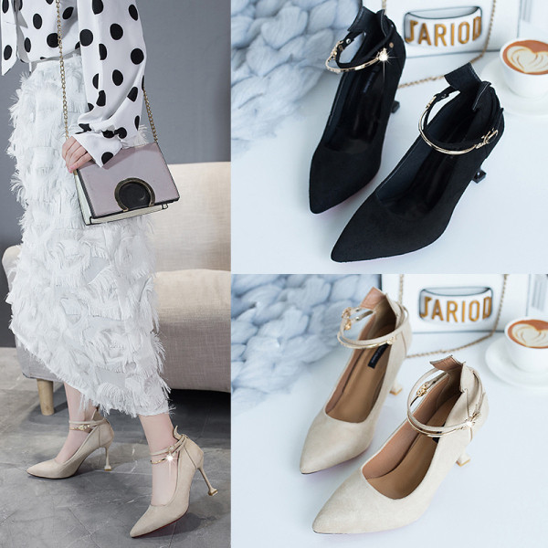 Modernas sieviešu kurpes ar plāniem papēžiem un metāla siksniņu