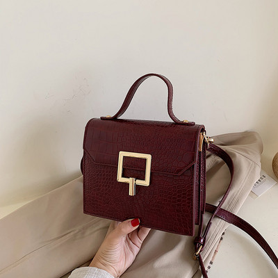 Kvadrātveida sieviešu soma ar gariem un īsiem rokturiem un metāla aizdari