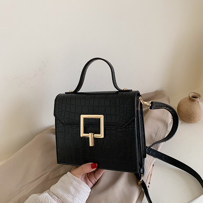 Kvadrātveida sieviešu soma ar gariem un īsiem rokturiem un metāla aizdari