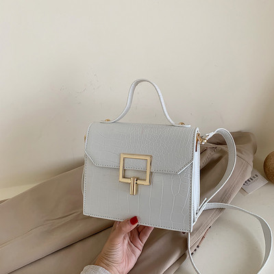 Kvadrātveida sieviešu soma ar gariem un īsiem rokturiem un metāla aizdari