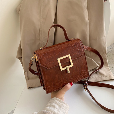 Kvadrātveida sieviešu soma ar gariem un īsiem rokturiem un metāla aizdari