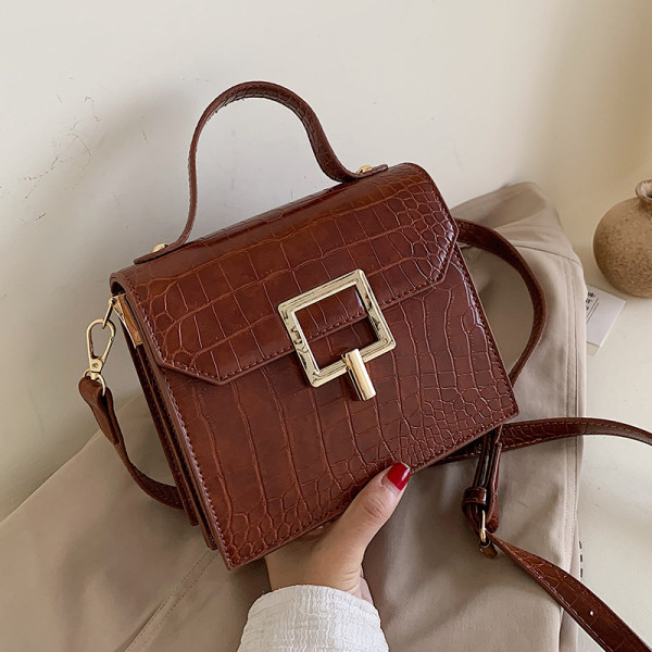 Kvadrātveida sieviešu soma ar gariem un īsiem rokturiem un metāla aizdari