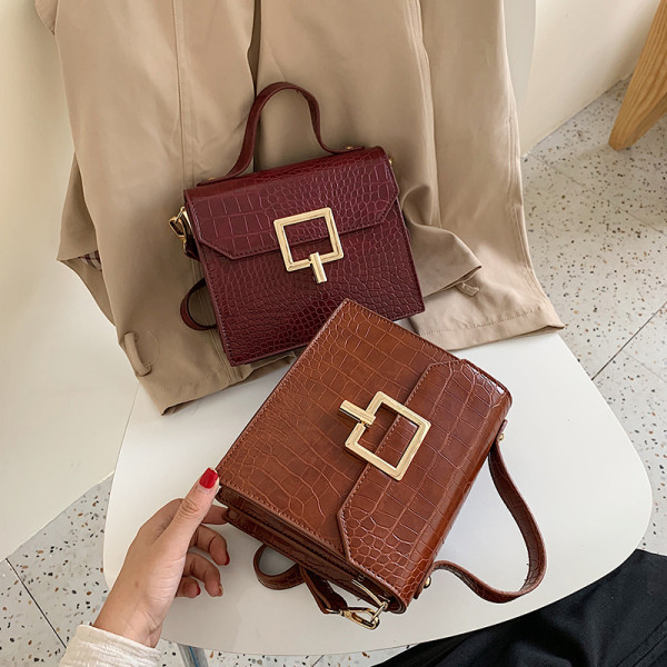 Kvadrātveida sieviešu soma ar gariem un īsiem rokturiem un metāla aizdari