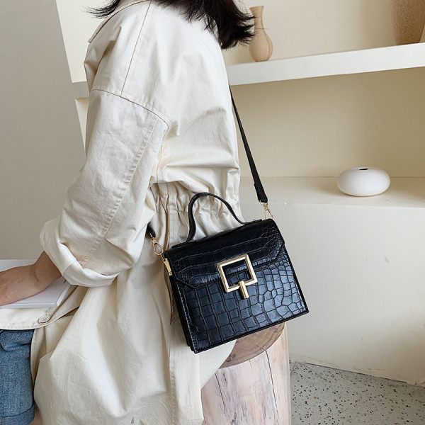 Kvadrātveida sieviešu soma ar gariem un īsiem rokturiem un metāla aizdari