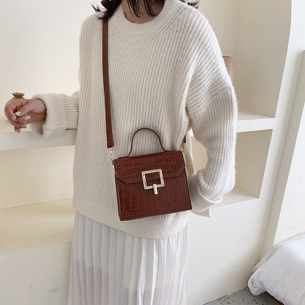 Kvadrātveida sieviešu soma ar gariem un īsiem rokturiem un metāla aizdari