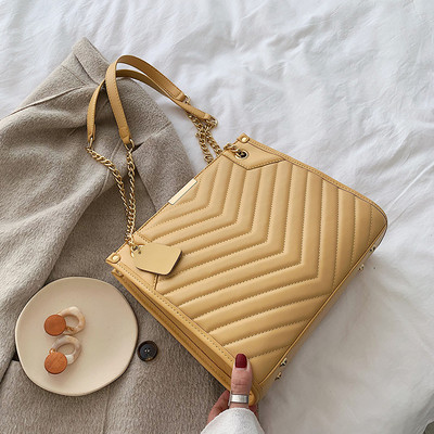 Μοντέρνα έκο δερμάτινη τσάντα  με μεταλλική λαβή