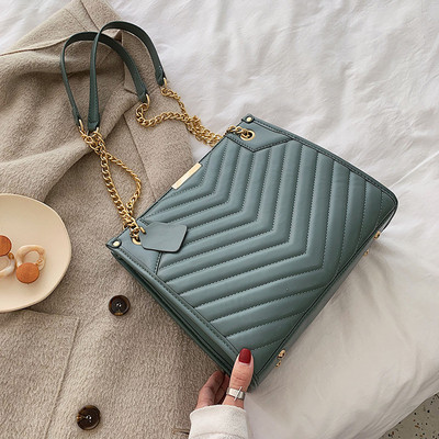 Μοντέρνα έκο δερμάτινη τσάντα  με μεταλλική λαβή