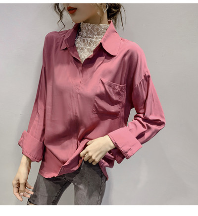 Sieviešu ikdienas krekls ar kabatu un klasisku apkakli