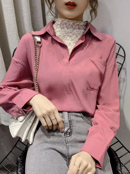 Sieviešu ikdienas krekls ar kabatu un klasisku apkakli