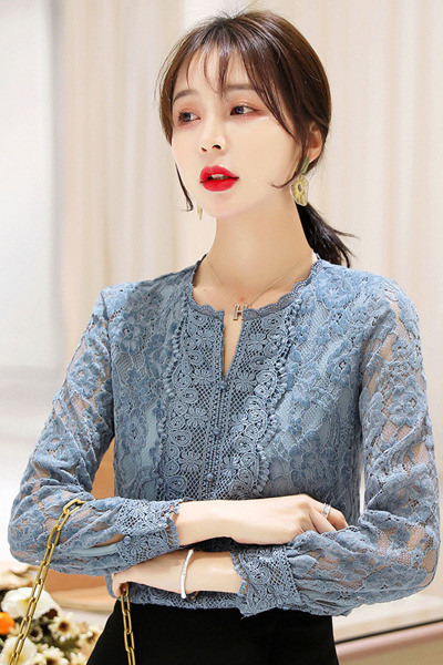 Cămașă de primăvară de damă din dantelă cu decolteu oval și nasturi