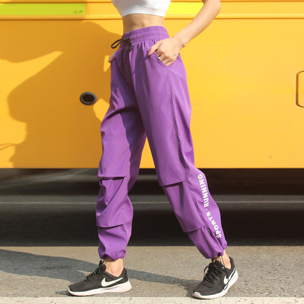 Plataus modelio sportinės moteriškos kelnės su elastiniu juosmeniu ir užrašais