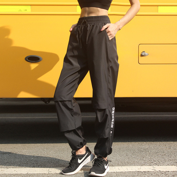 Plataus modelio sportinės moteriškos kelnės su elastiniu juosmeniu ir užrašais