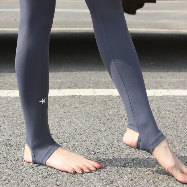 Kõrge vöökoha ja lõikega kontsaga naiste spordisääred