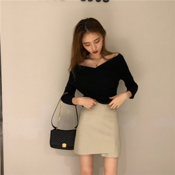 Ikdienas sieviešu blūze ar špica kakla izgriezumu un nolaižamām piedurknēm