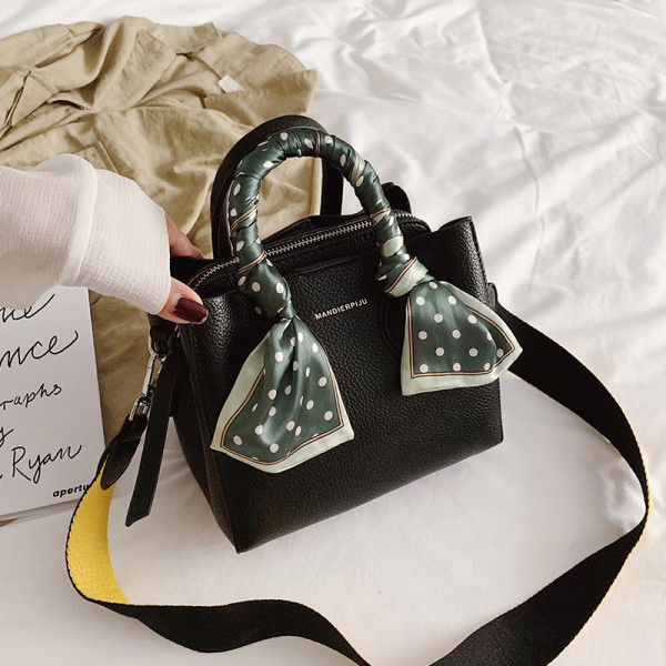 Moderni moteriška rankinė iš eko odos su dviem rankenomis