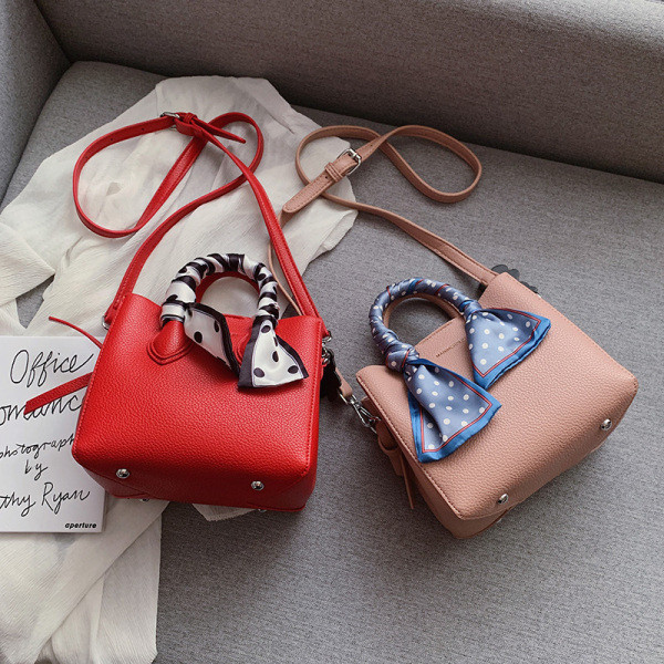 Moderni moteriška rankinė iš eko odos su dviem rankenomis